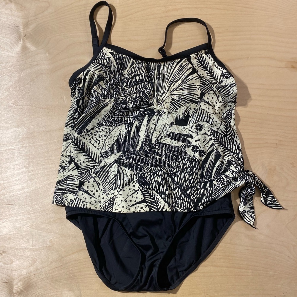 Maxine of Hollywood One Piece - Black and White Leaf Print Size 14 (PE)